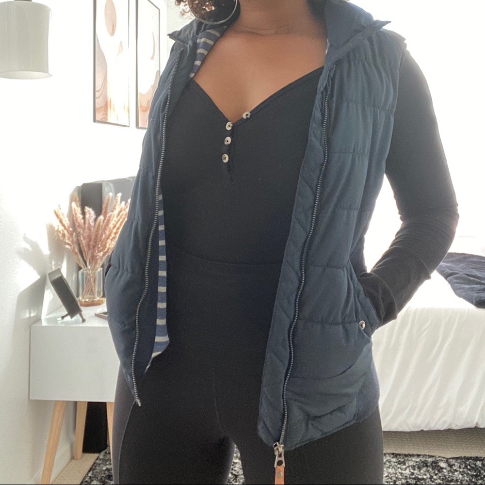 Warm & cute navy puff vest perfect for fall! 🍂🍁
